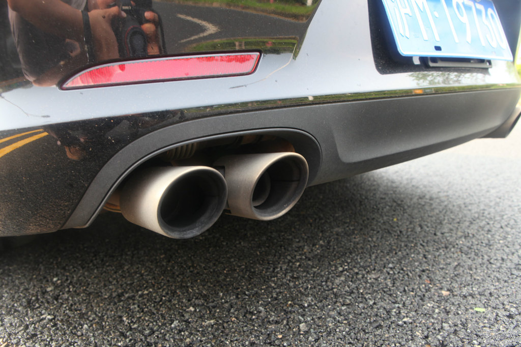 競(jìng)速黃保時(shí)捷911車尾外觀圖片