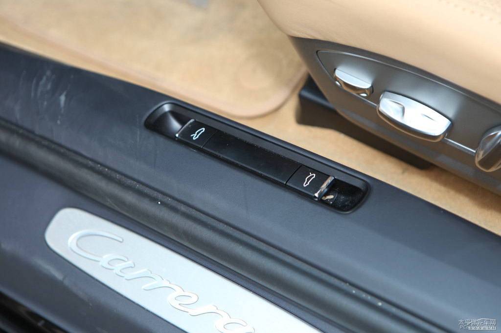 競速黃保時捷911車廂內(nèi)飾圖片