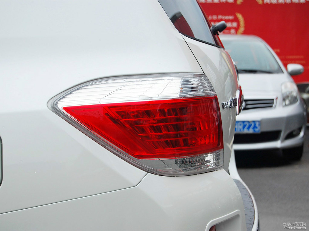 珍珠白漢蘭達(dá)車尾外觀圖片