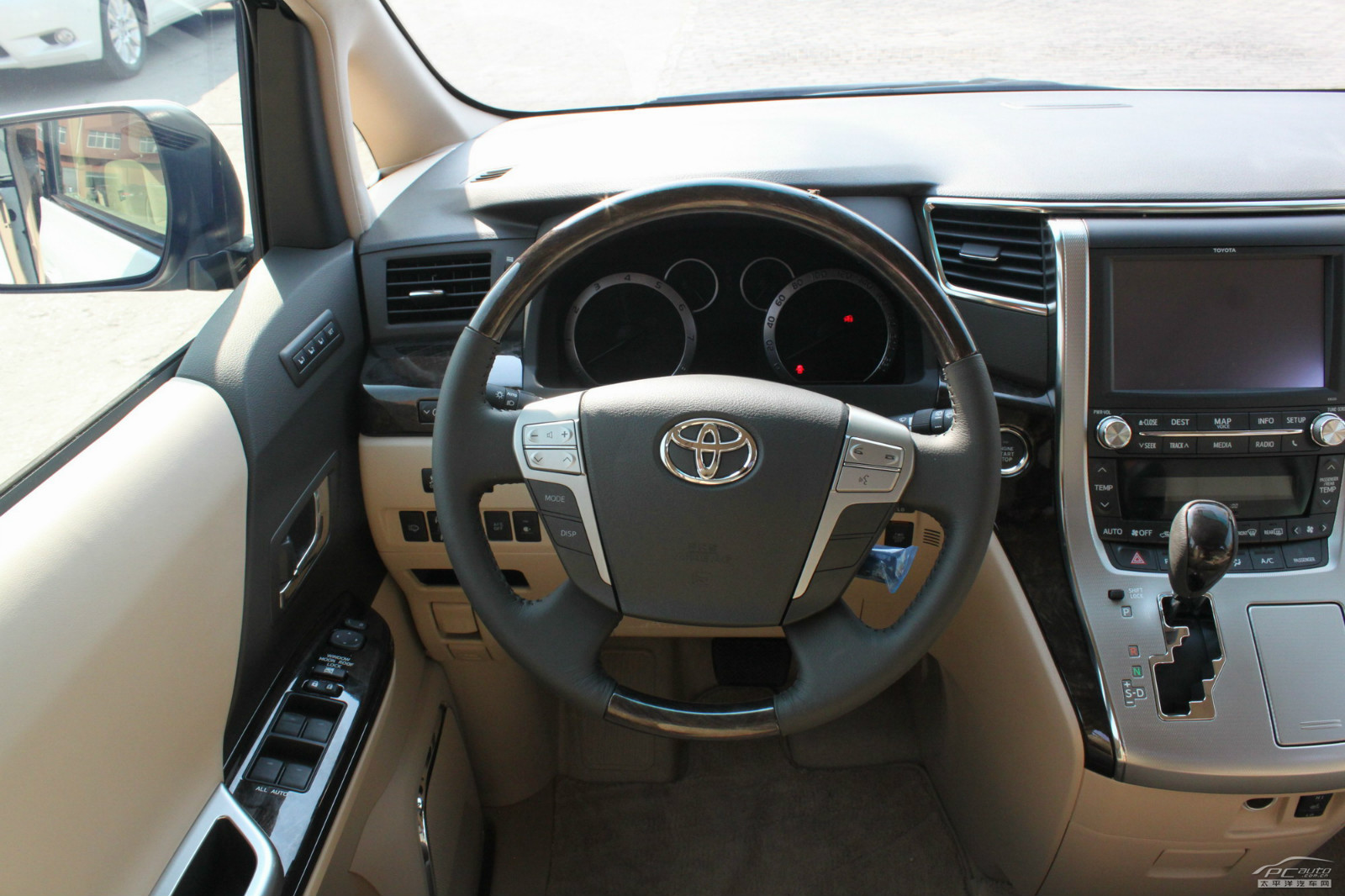 埃爾法內(nèi)飾高清大圖