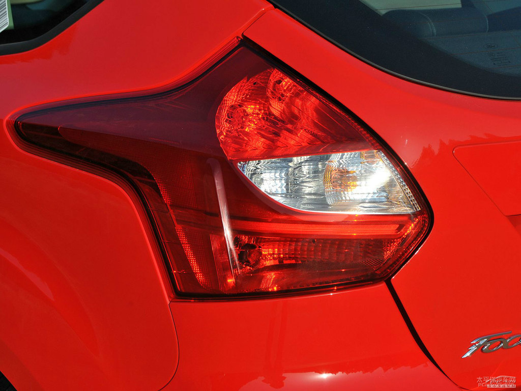 急速紅福克斯車尾外觀圖片