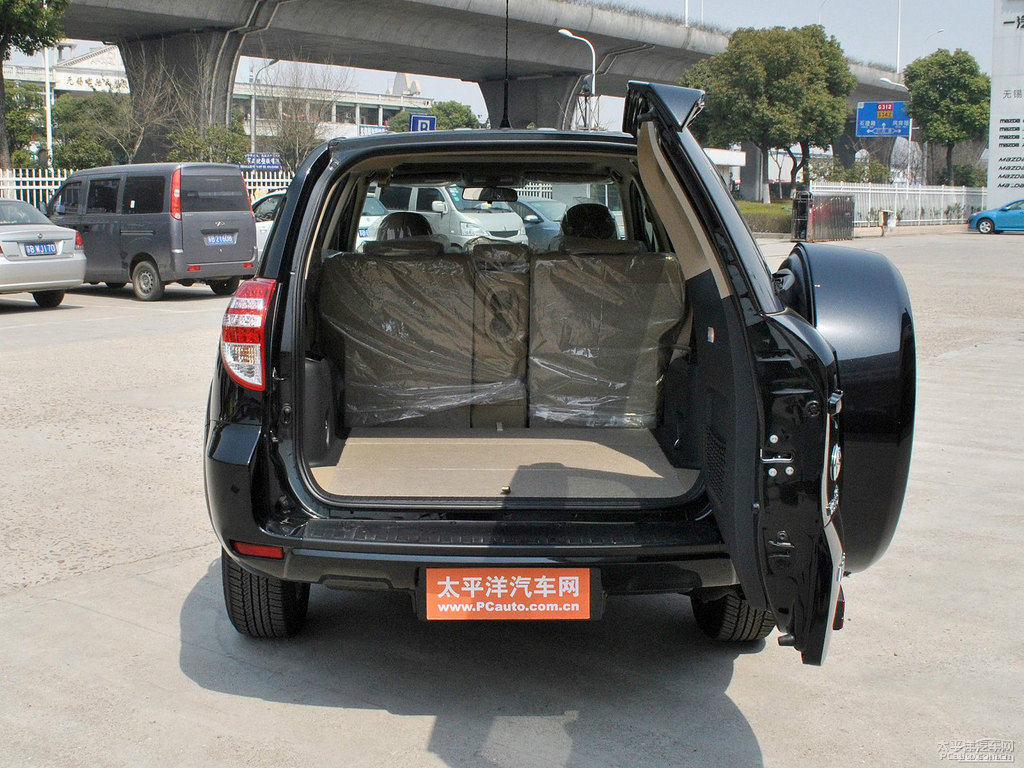 黑云母色RAV4榮放空間圖片