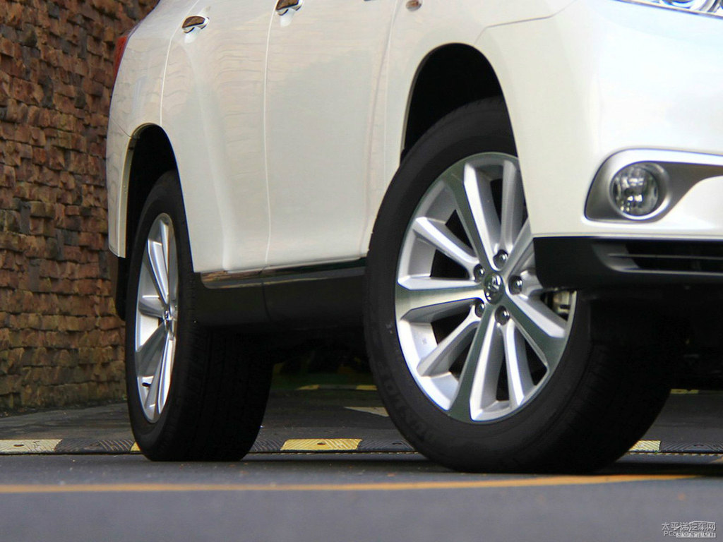 珍珠白漢蘭達(dá)車身外觀圖片