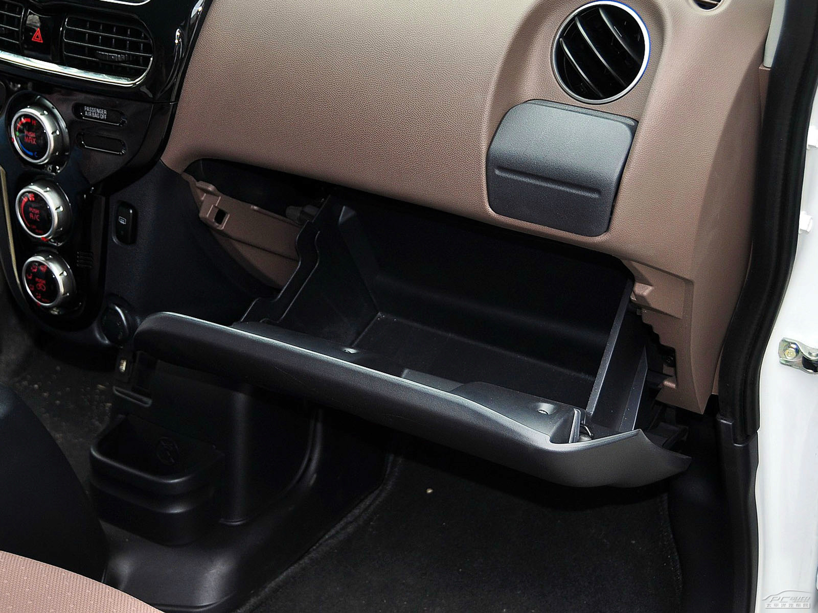 雪鐵龍C-ZERO空間高清大圖