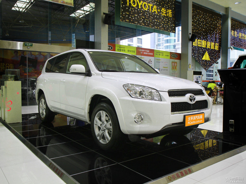 超級白RAV4榮放外觀圖片