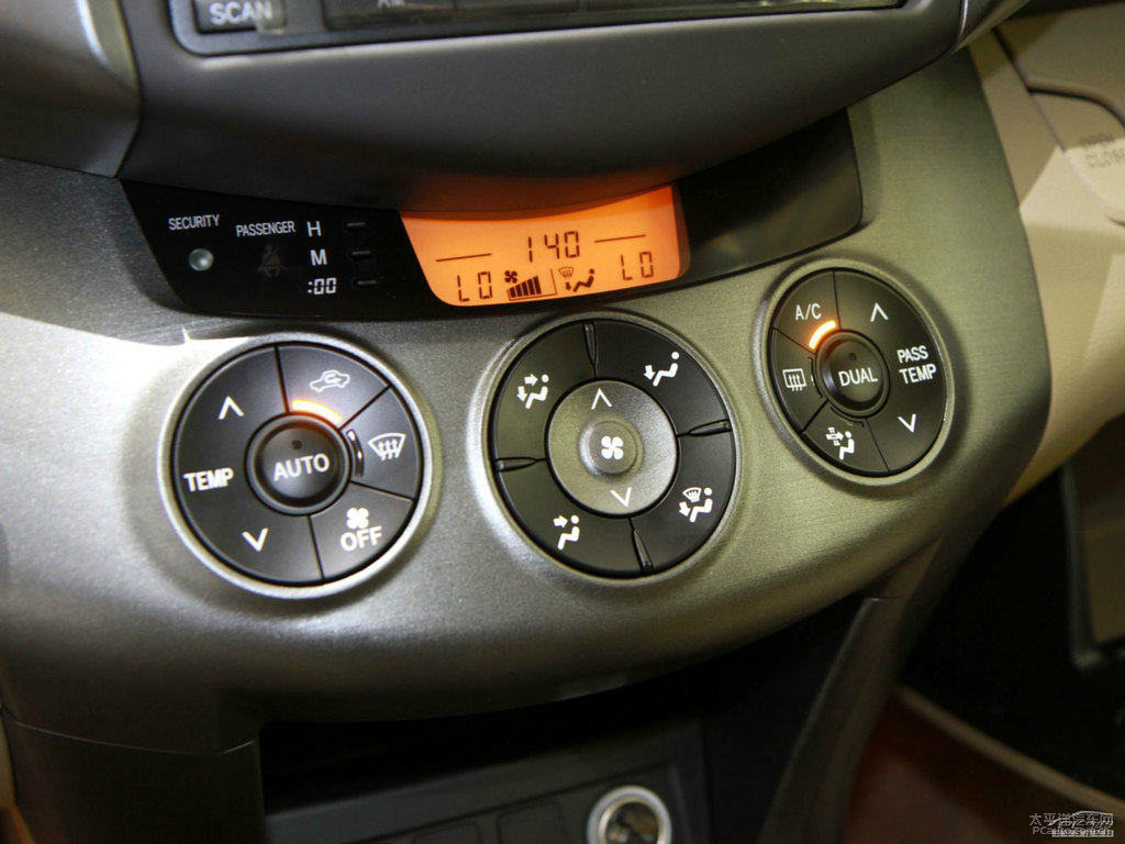 超級白RAV4榮放內(nèi)飾圖片