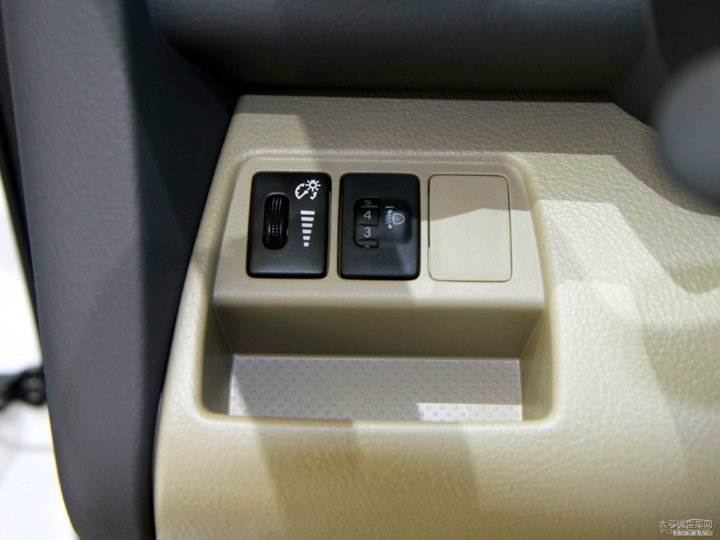 超級白RAV4榮放內(nèi)飾圖片