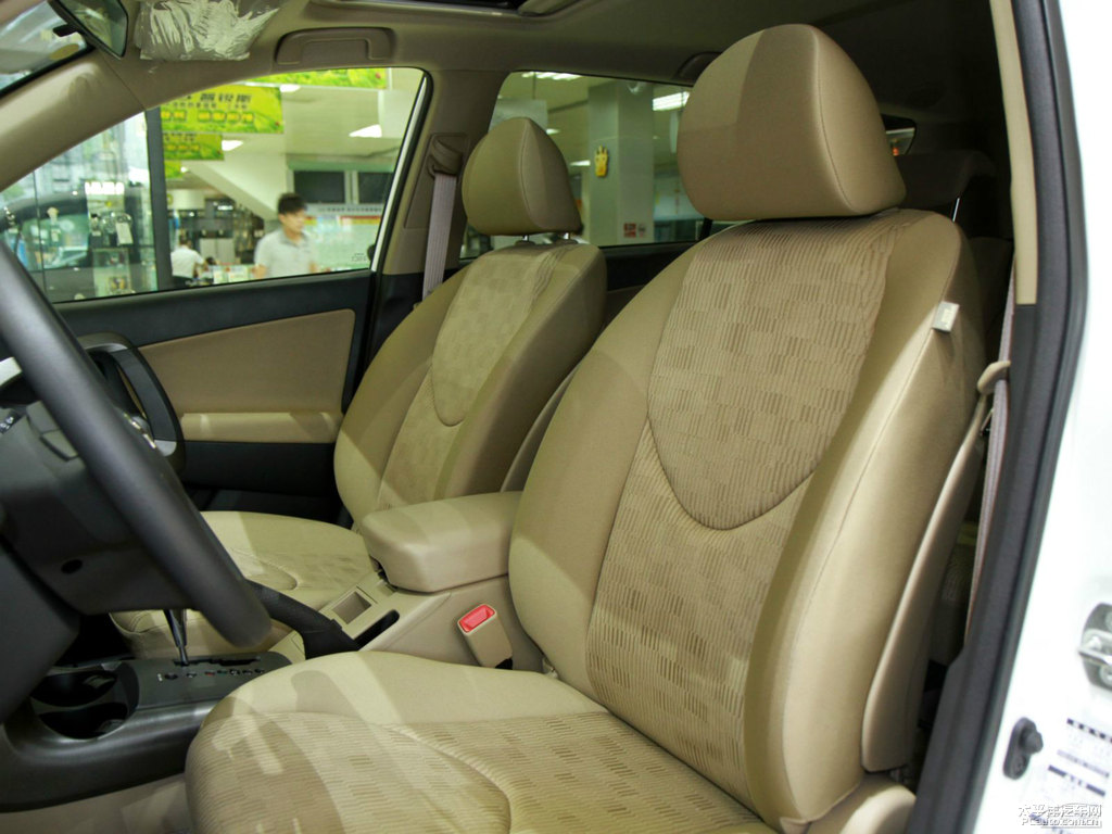 超級白RAV4榮放內(nèi)飾圖片