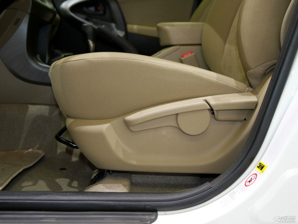 超級白RAV4榮放內(nèi)飾圖片