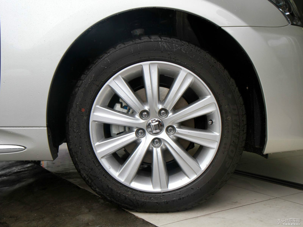 水晶銀皇冠車身外觀圖片