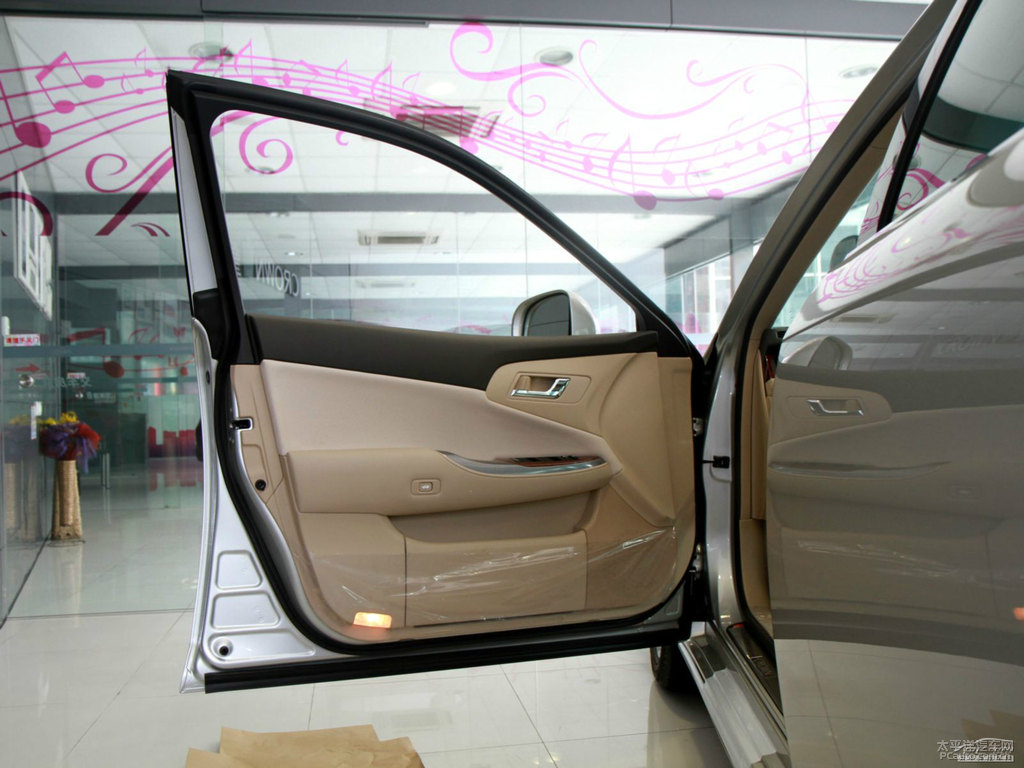 水晶銀皇冠車廂內飾圖片