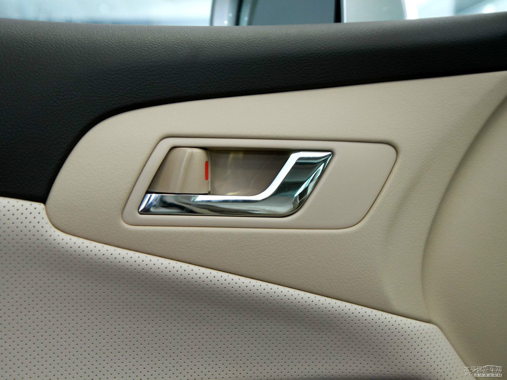 水晶銀皇冠車廂內(nèi)飾圖片