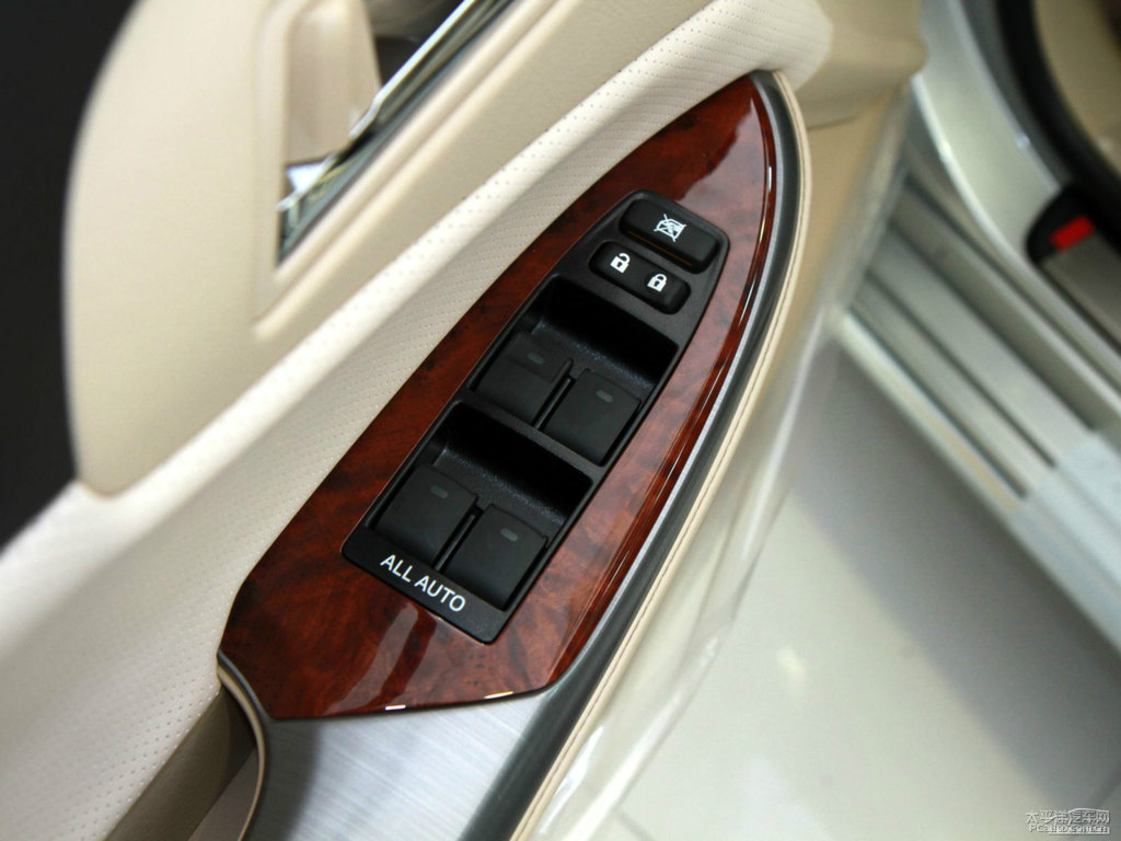 水晶銀皇冠車(chē)廂內(nèi)飾圖片