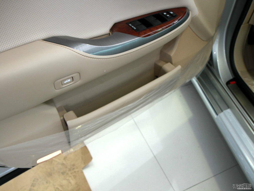 水晶銀皇冠車廂內(nèi)飾圖片