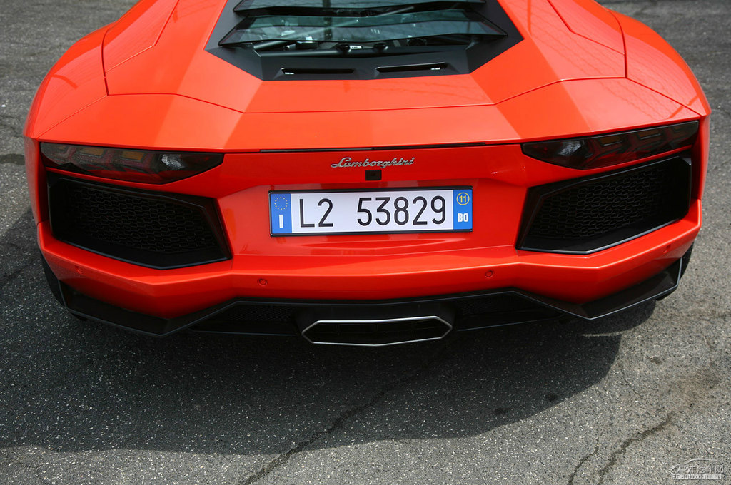橙色Aventador車尾外觀圖片