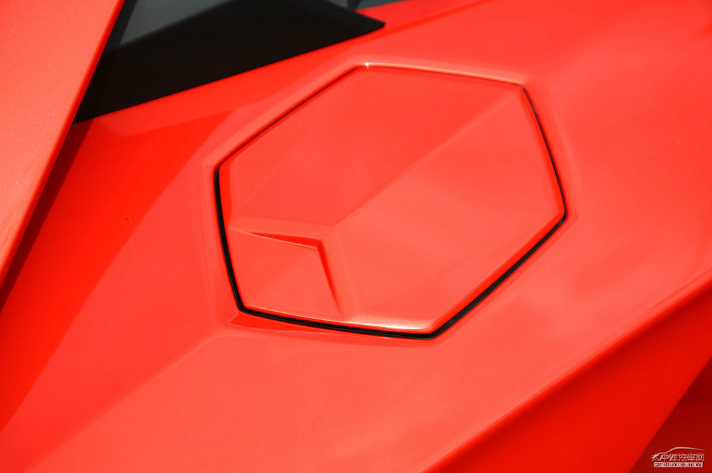 ɫAventador܇^DƬ