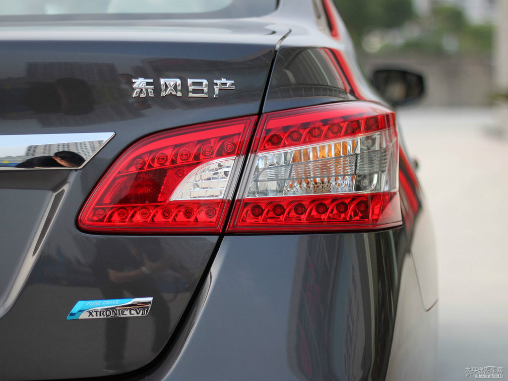 鉑金灰軒逸車尾外觀圖片