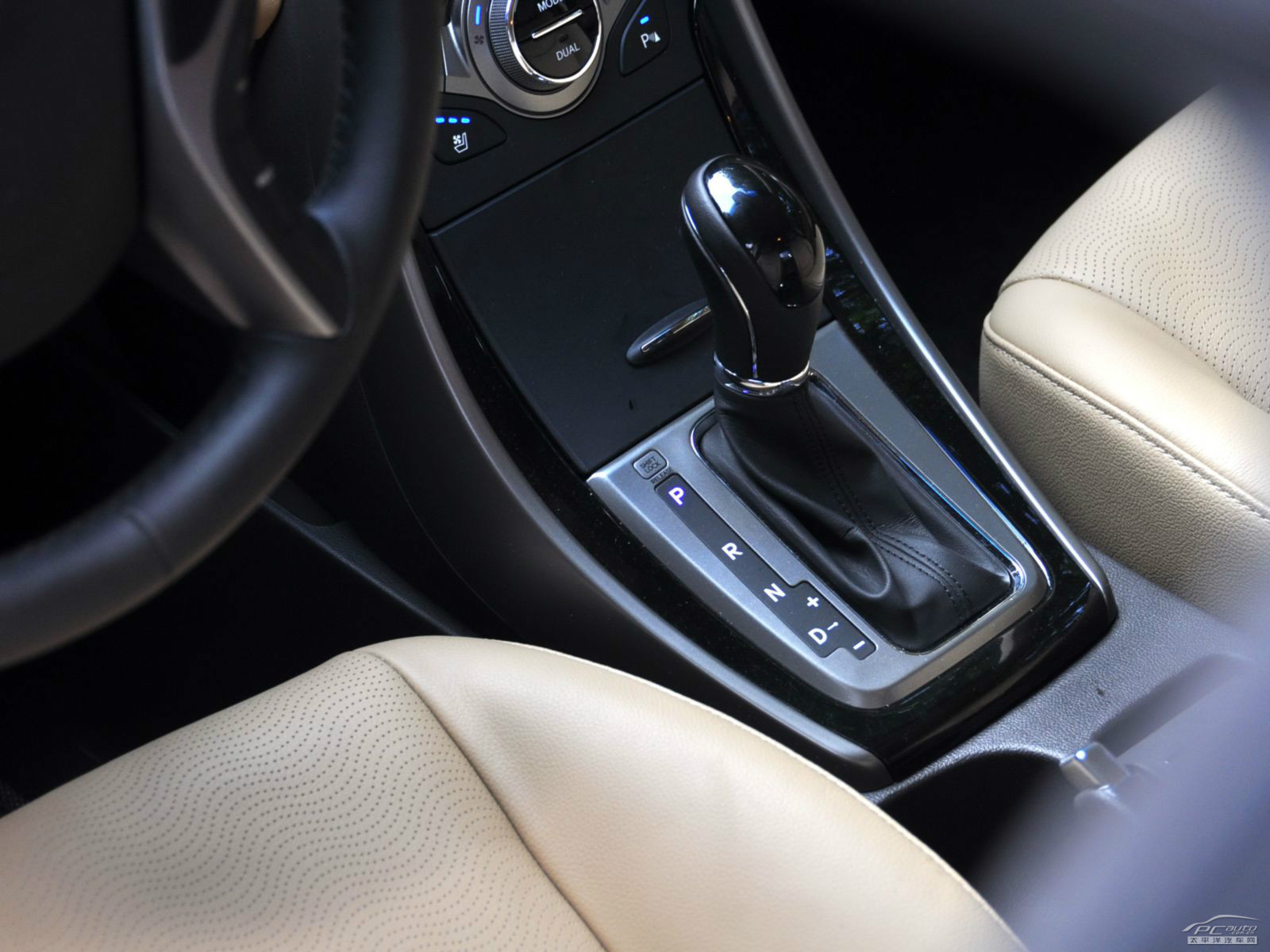 朗動內(nèi)飾高清大圖