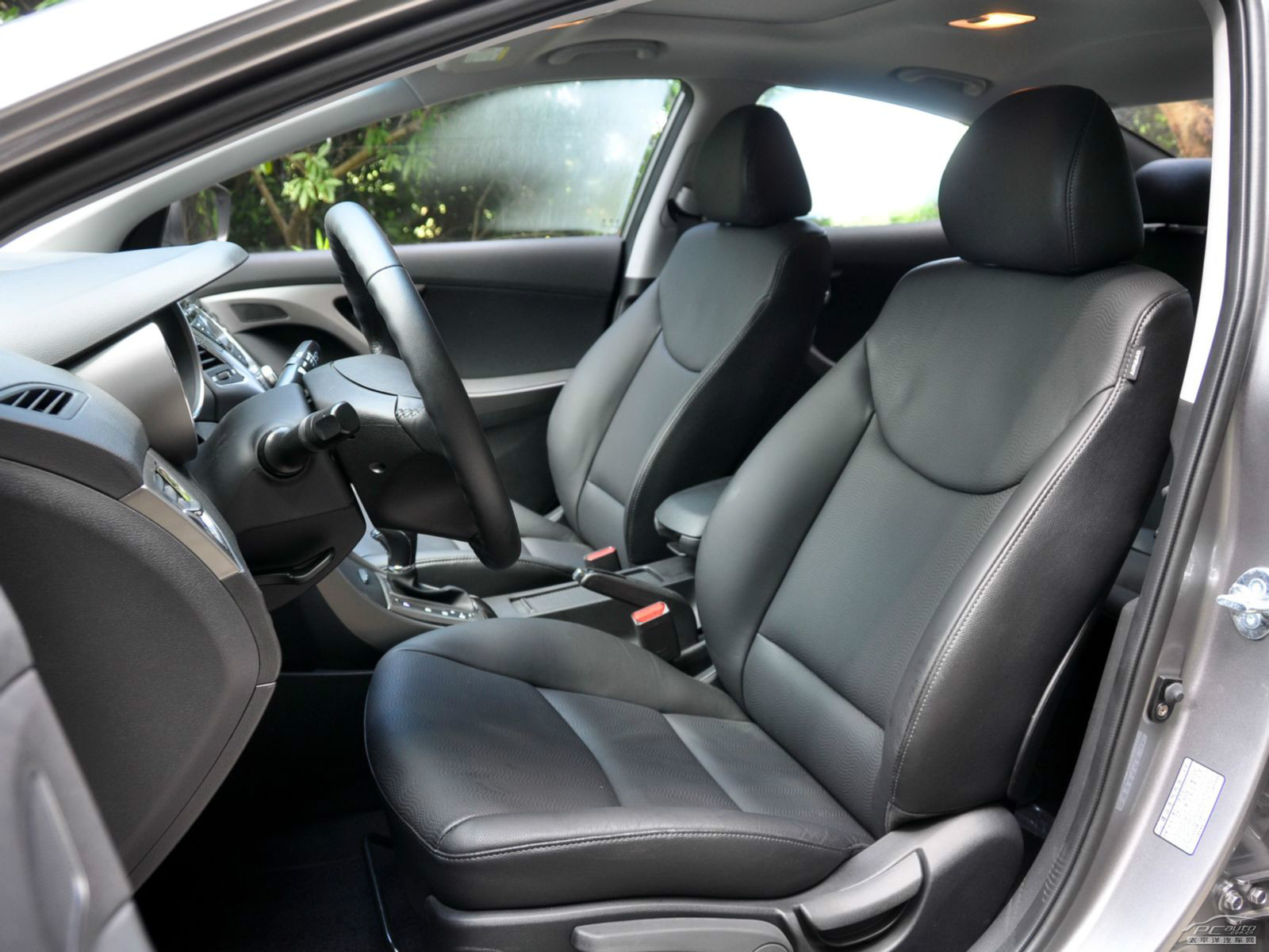 朗動內(nèi)飾高清大圖