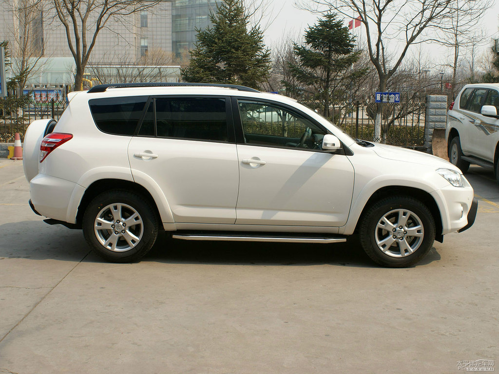 超級白RAV4榮放外觀圖片