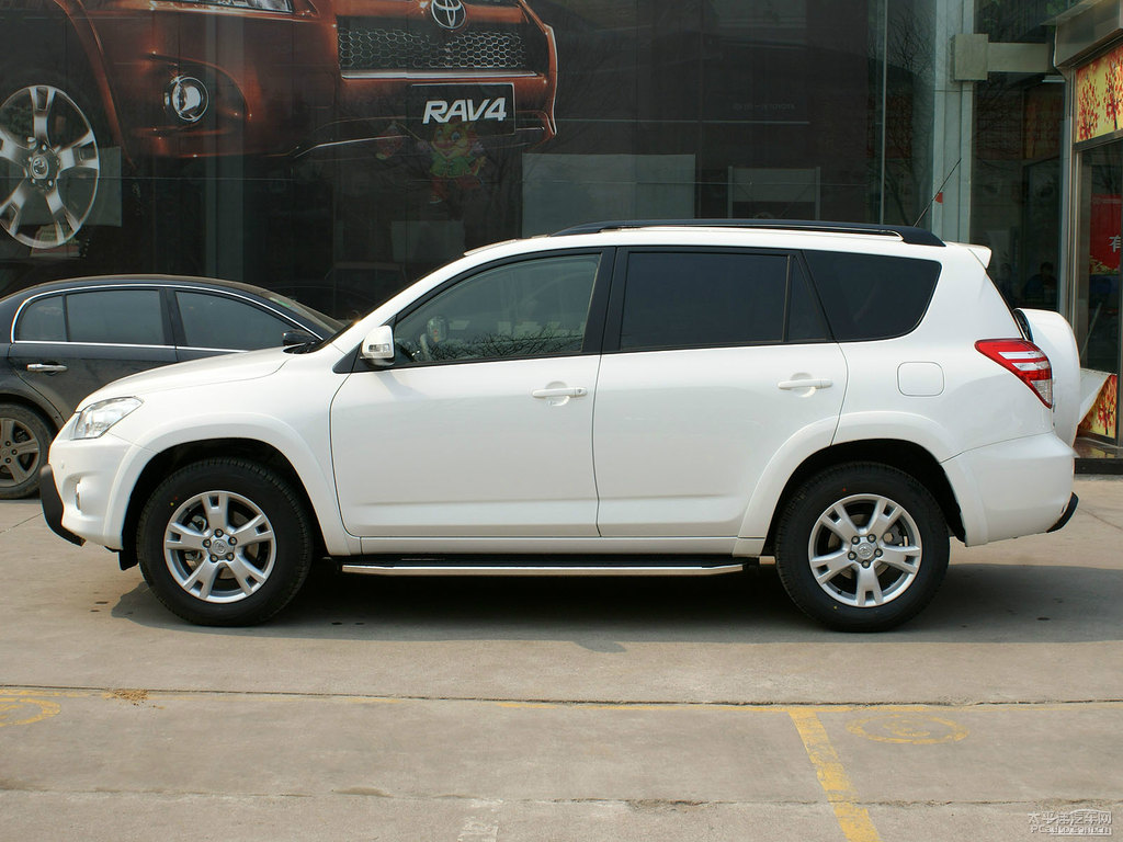 超級白RAV4榮放外觀圖片