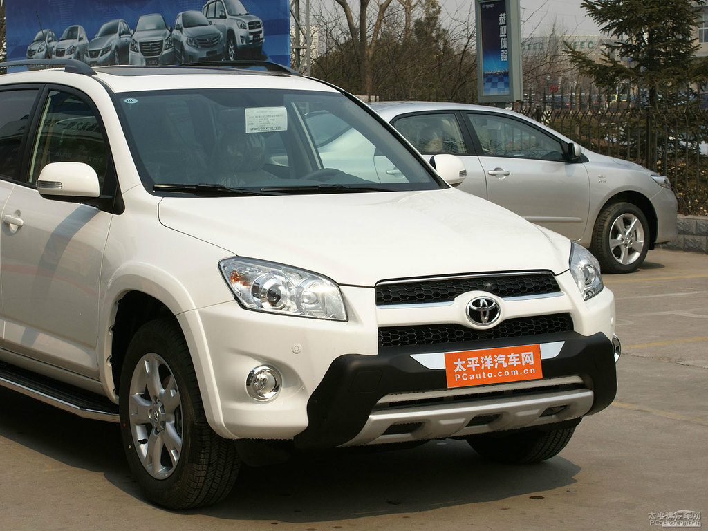 超級白RAV4榮放外觀圖片