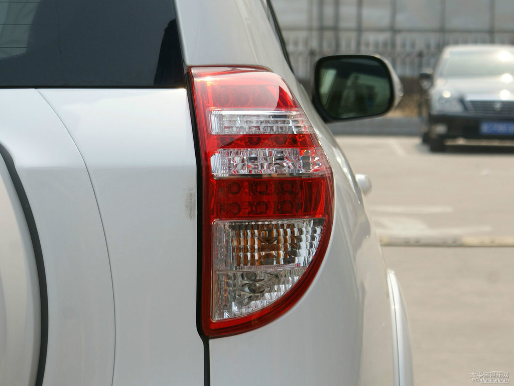 超級白RAV4榮放外觀圖片
