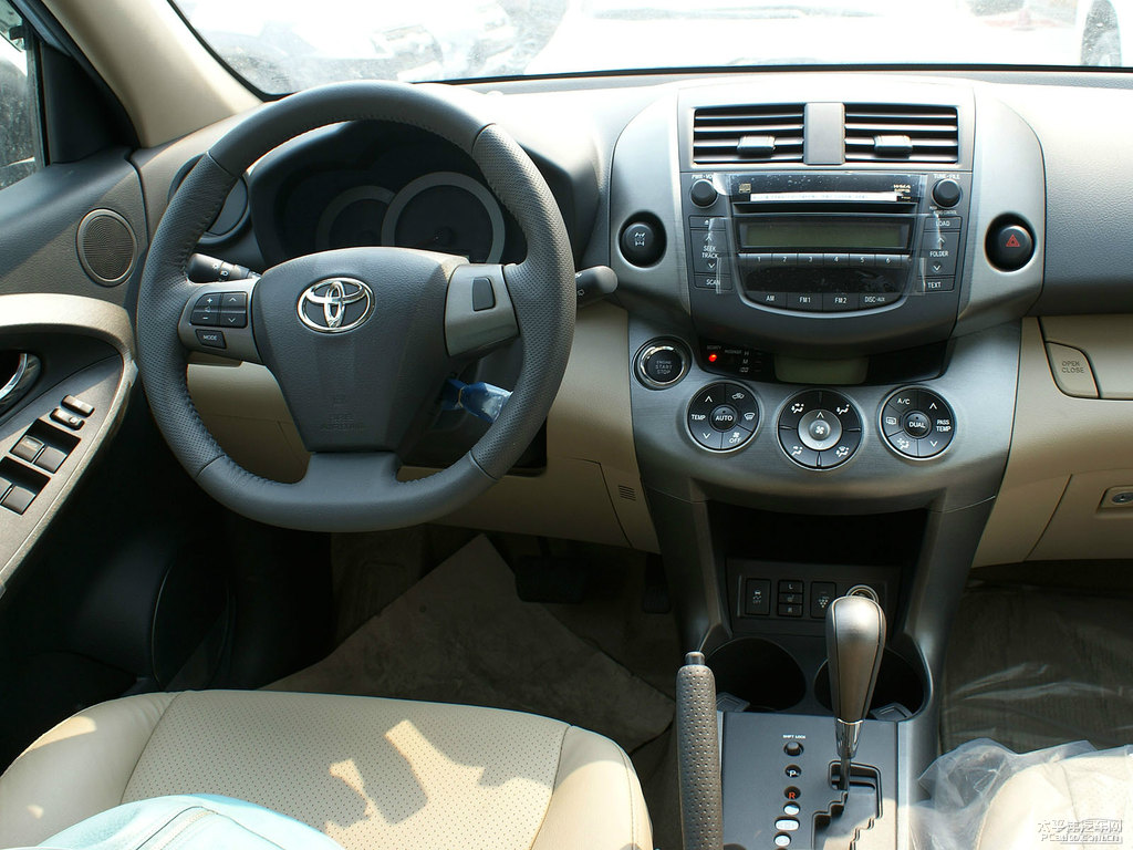 超級白RAV4榮放內(nèi)飾圖片