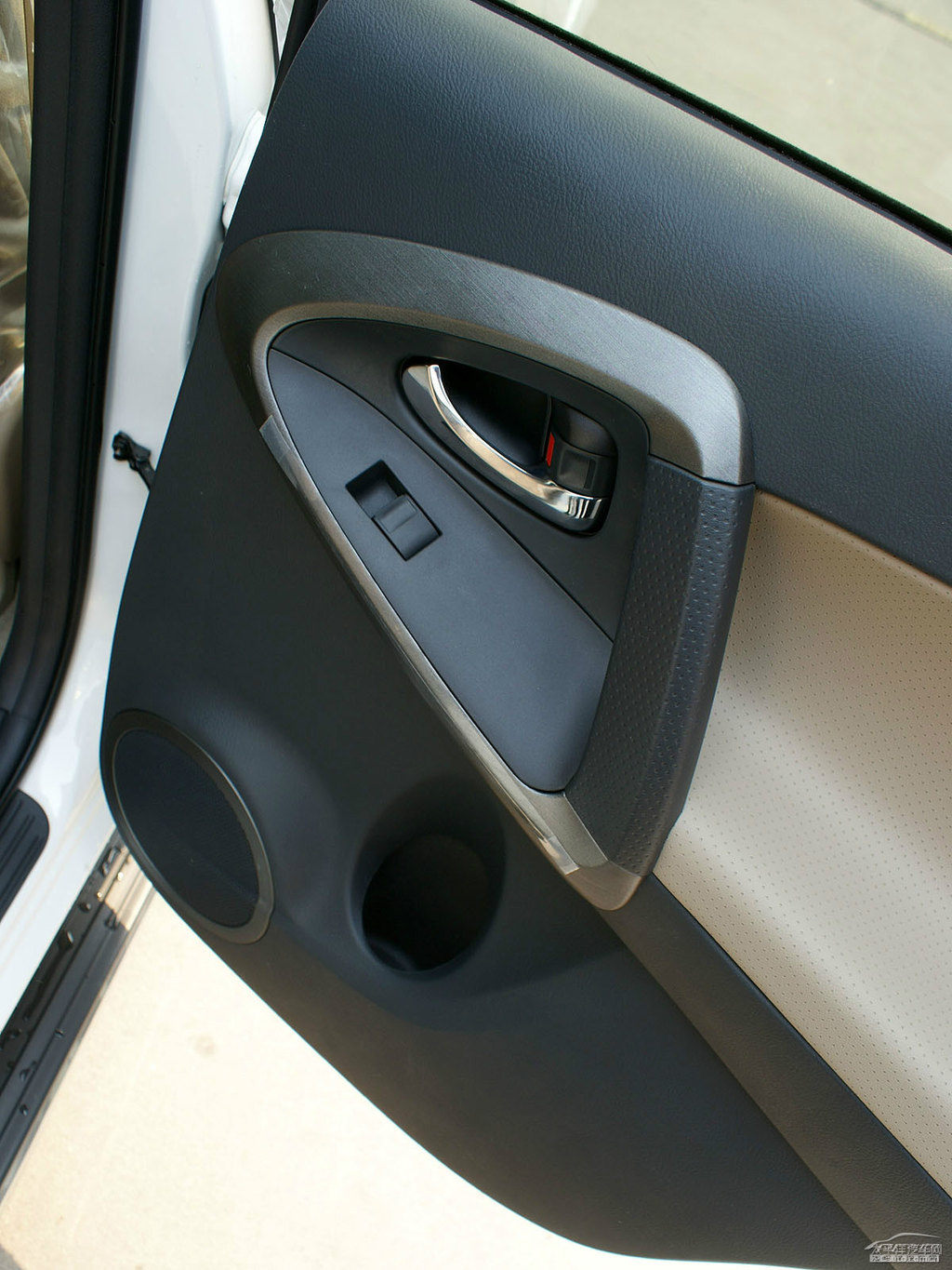 超級白RAV4榮放內(nèi)飾圖片