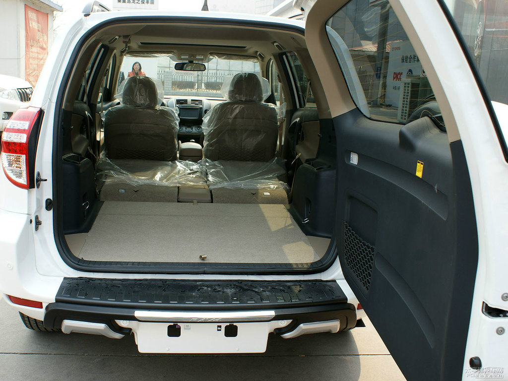 超級白RAV4榮放內(nèi)飾圖片