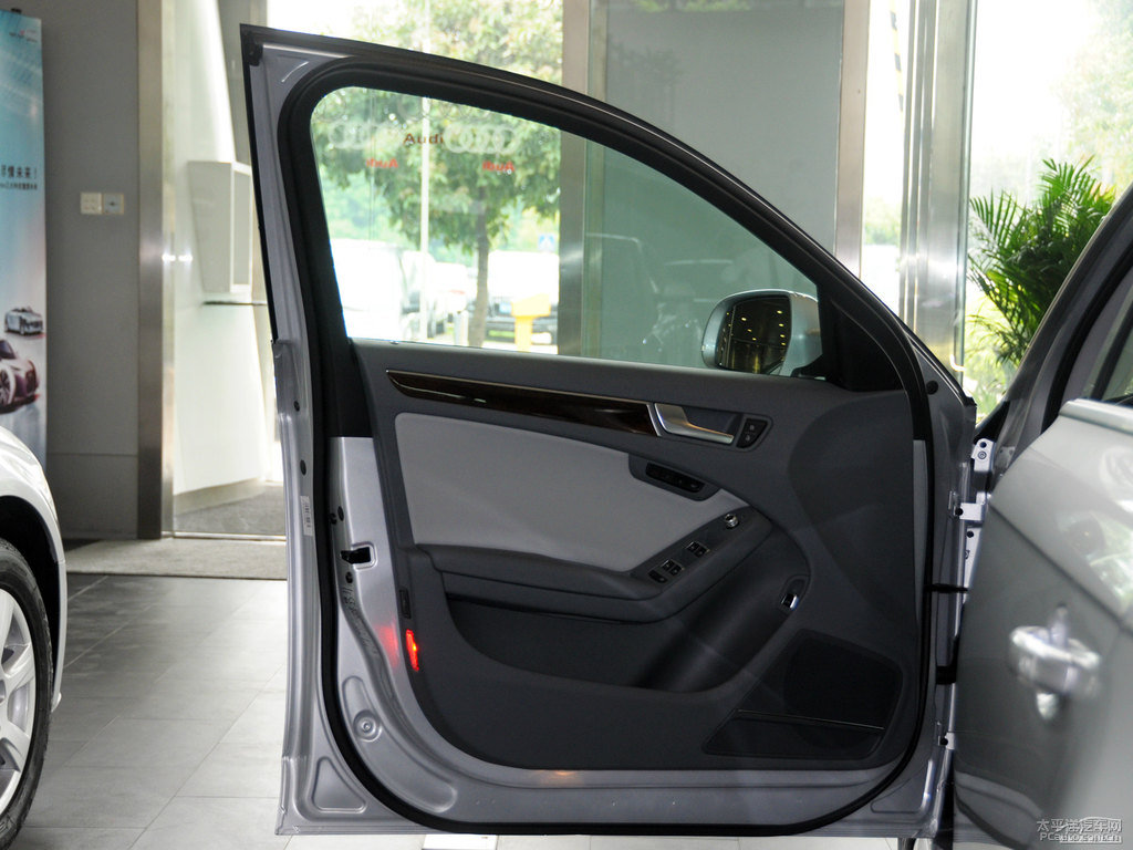 水晶銀奧迪A4L車廂內飾圖片