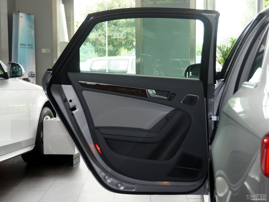 水晶銀奧迪A4L車廂內(nèi)飾圖片