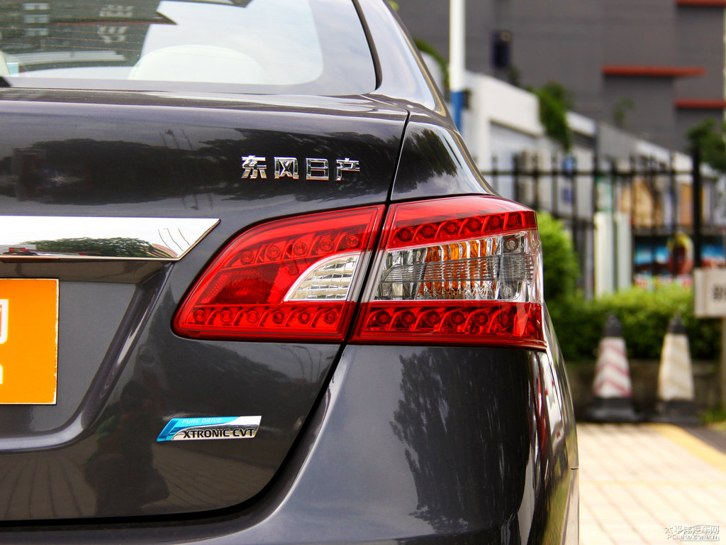 鉑金灰軒逸車尾外觀圖片