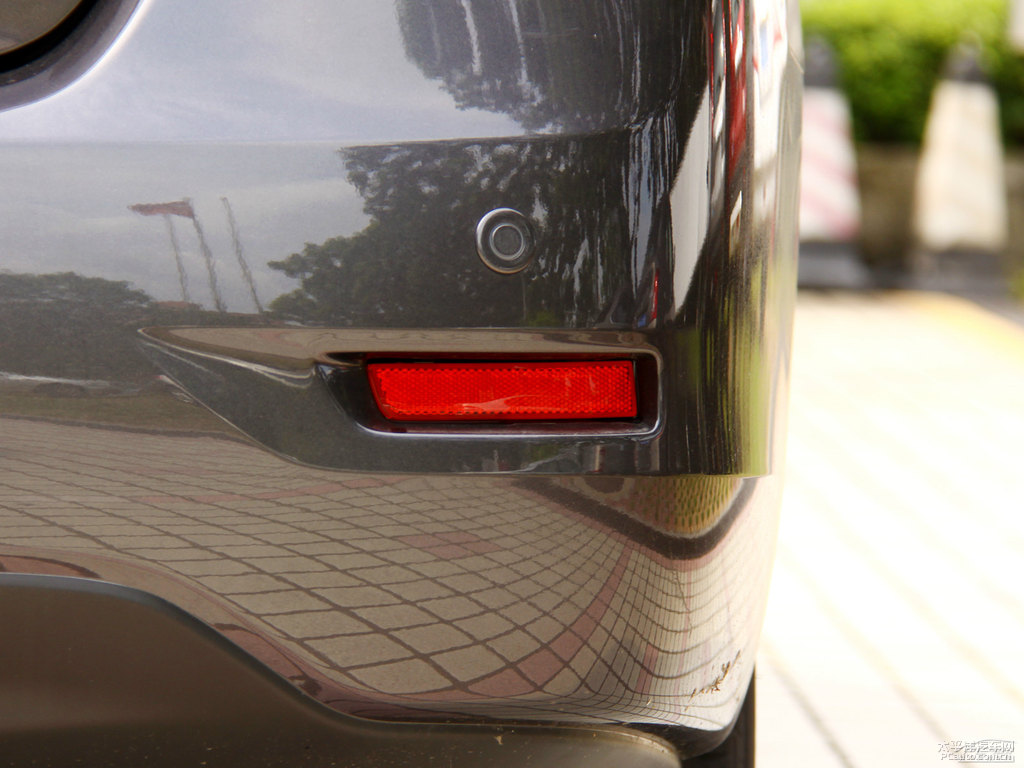 鉑金灰軒逸車尾外觀圖片