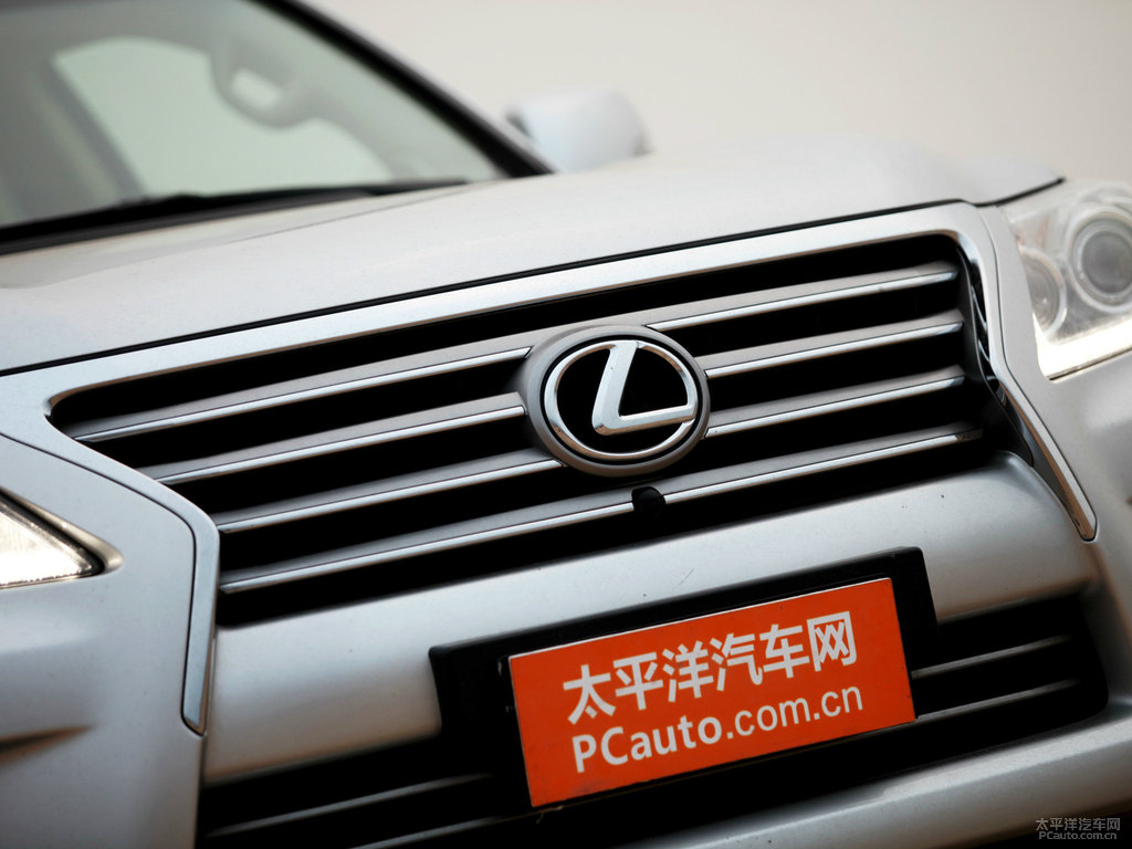 亮銀色雷克薩斯LX車頭外觀圖片