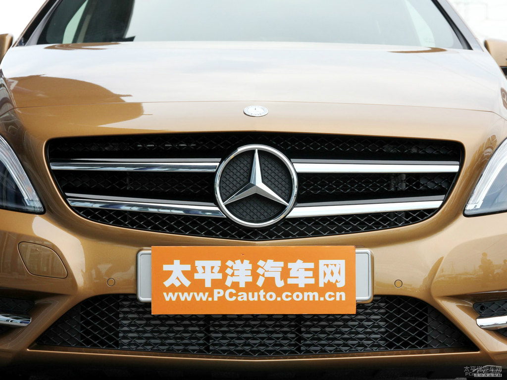 峽谷米色奔馳B級車頭外觀圖片