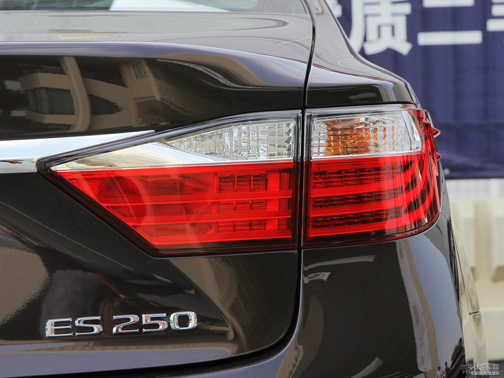 深棕云母金屬色雷克薩斯ES車尾外觀圖片