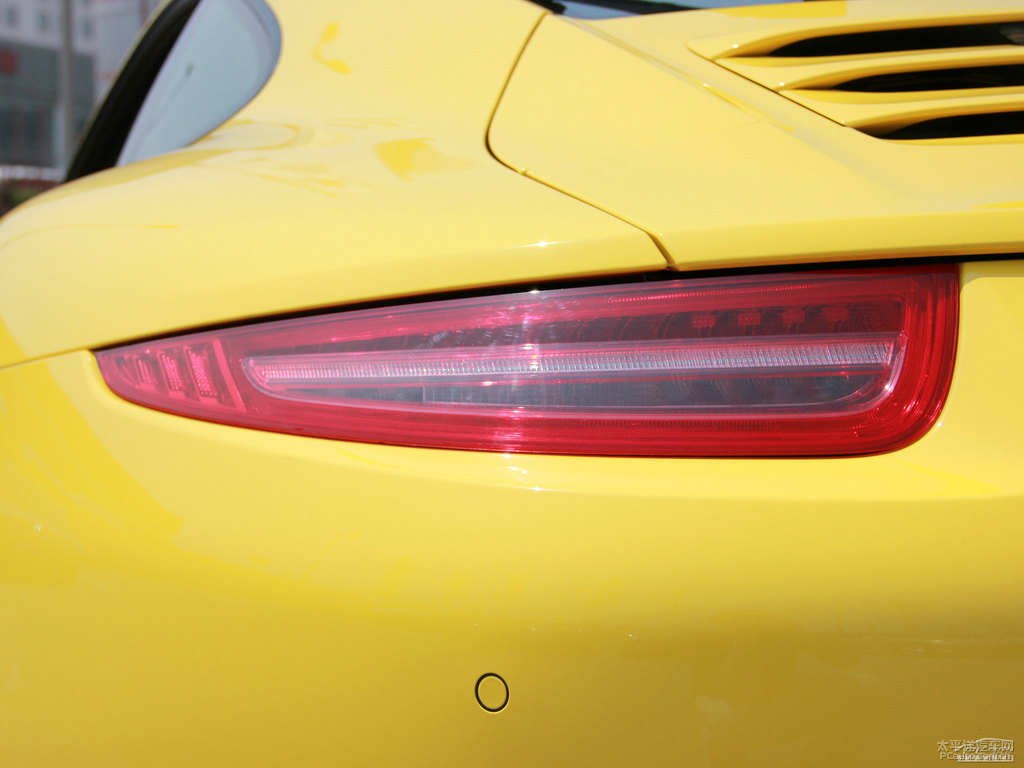 競(jìng)速黃保時(shí)捷911車尾外觀圖片