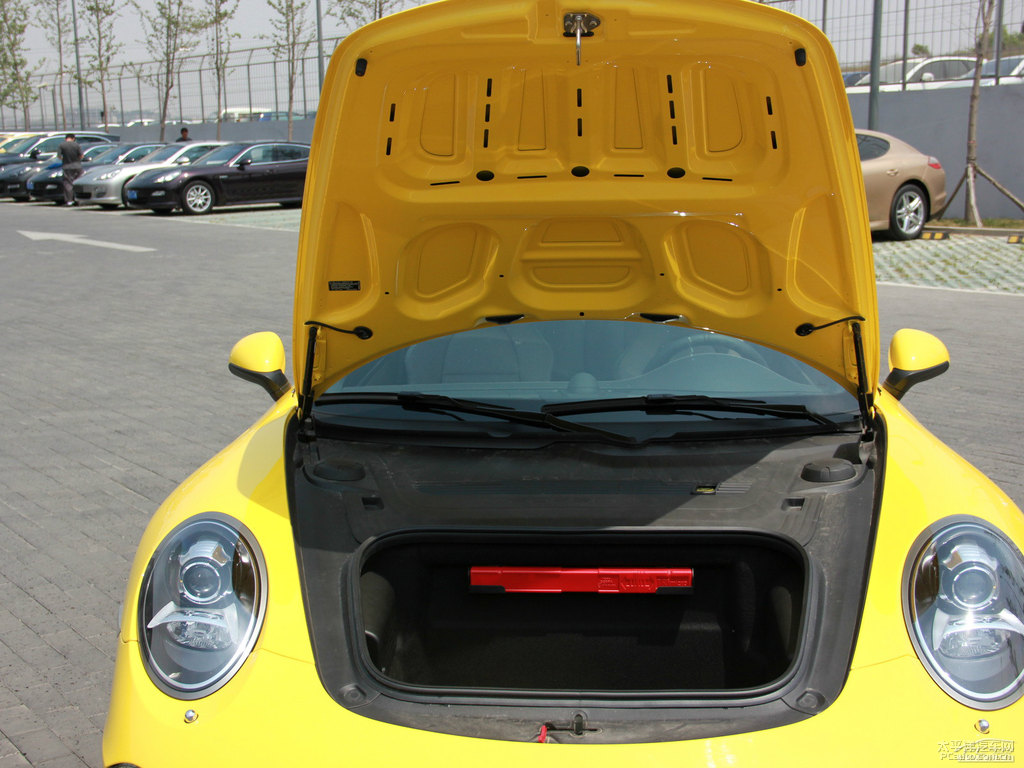 競速黃保時(shí)捷911后備廂空間圖片