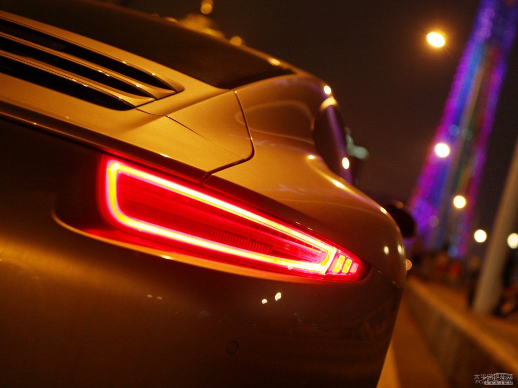 GT銀保時捷911車尾外觀圖片