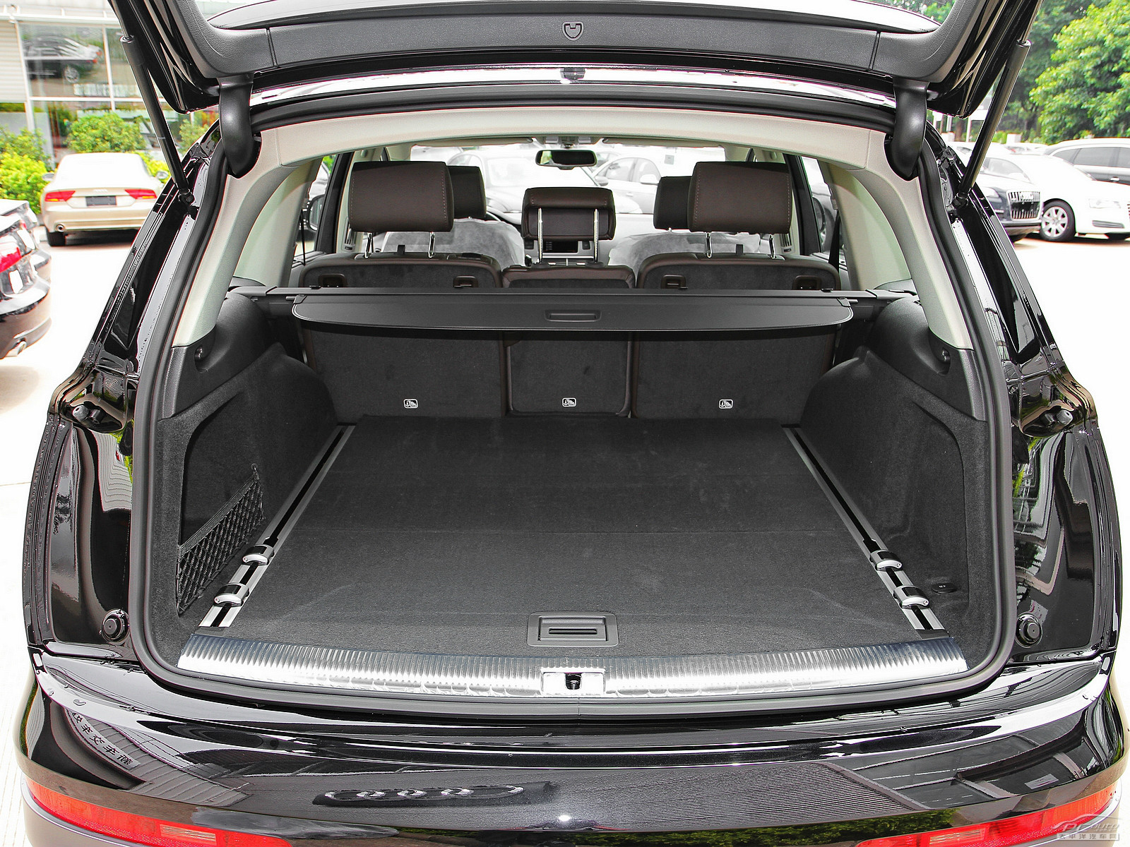 奧迪Q7空間高清大圖