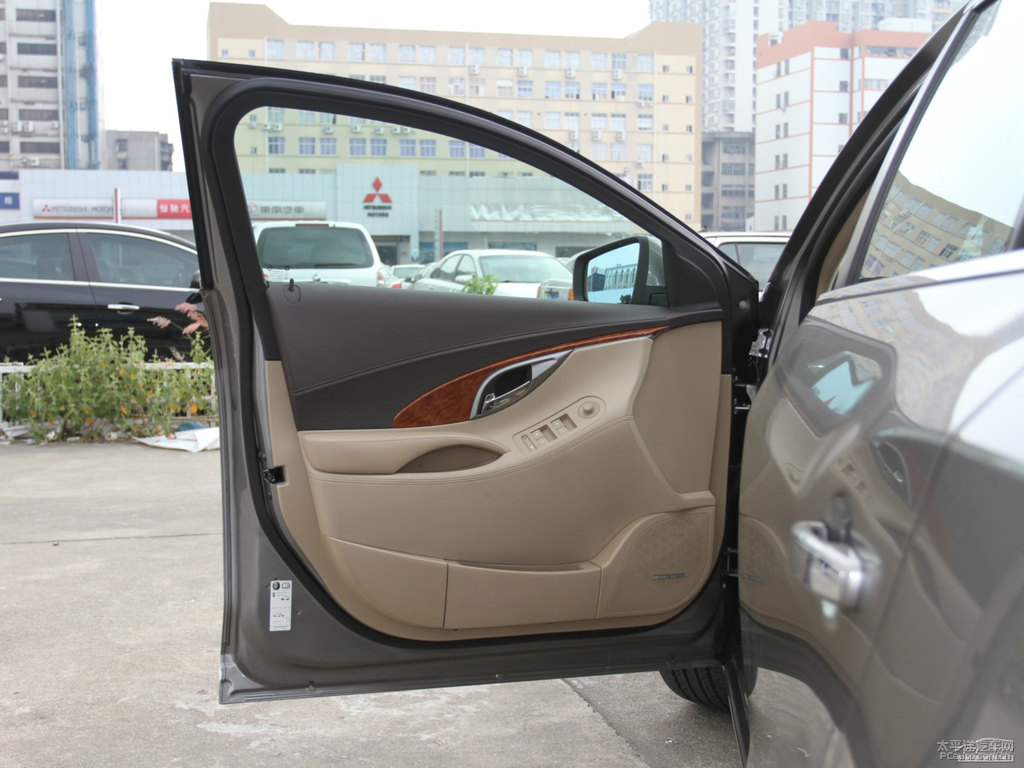琉璃金君越車廂內(nèi)飾圖片