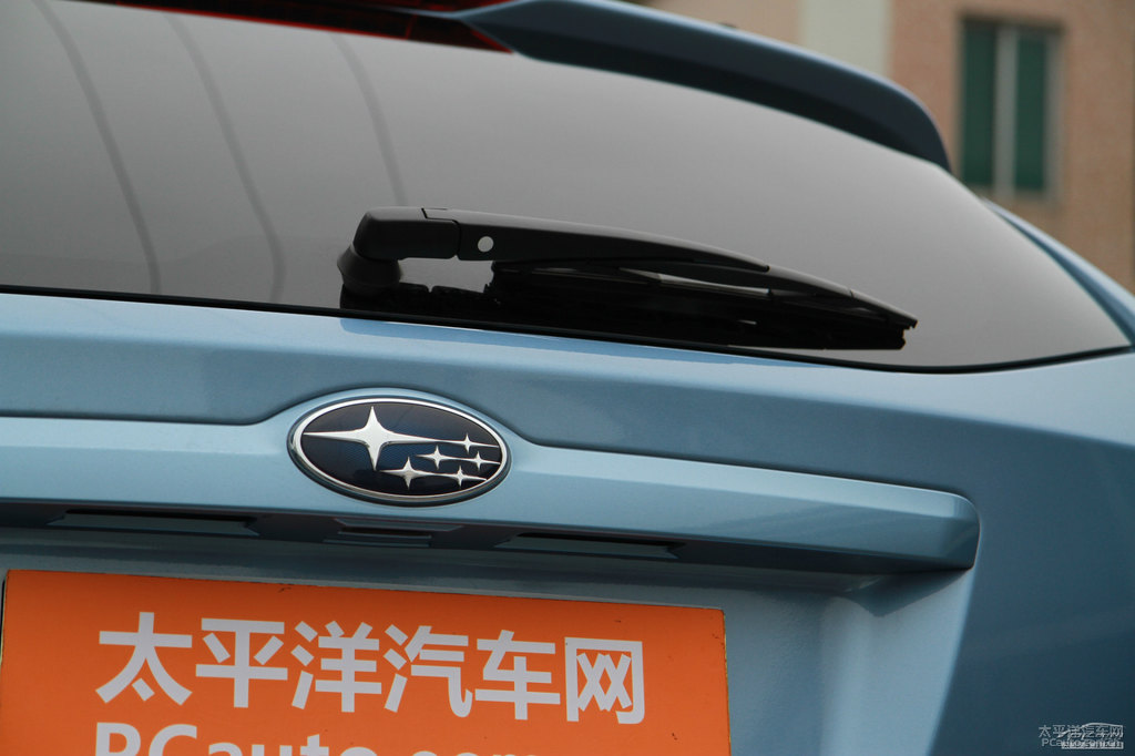 天空清澈藍(lán)斯巴魯XV車尾外觀圖片