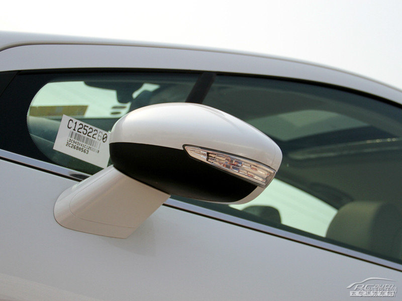 珠光白標(biāo)致408車身外觀圖片