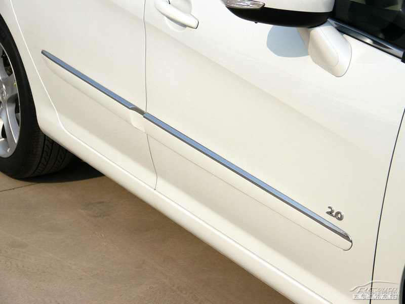 珠光白標(biāo)致408車身外觀圖片