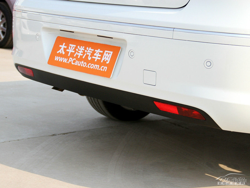 珠光白標致408車尾外觀圖片