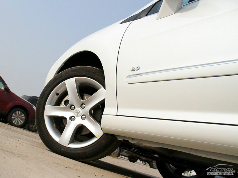 珠光白標(biāo)致408車身外觀圖片