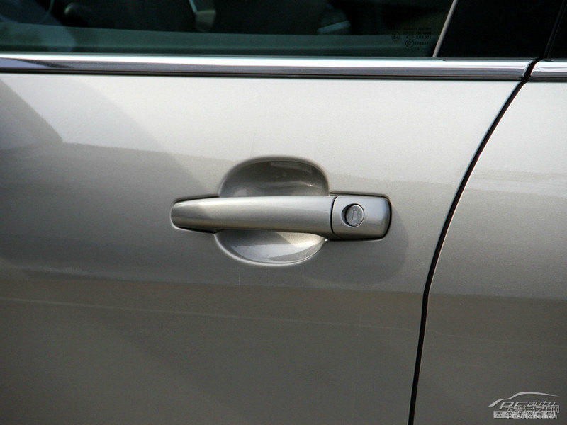 皓月灰標(biāo)致408車身外觀圖片