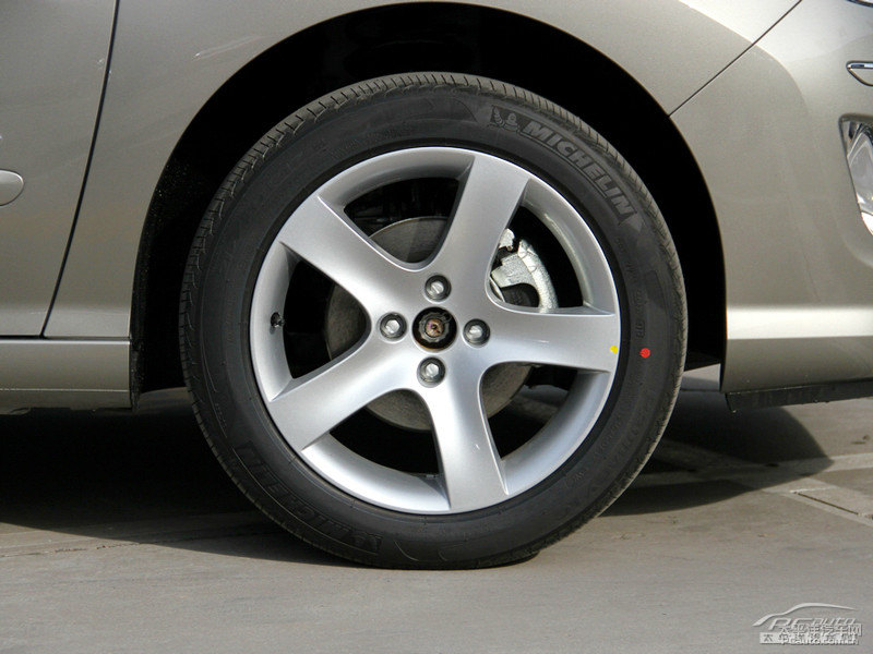 皓月灰標(biāo)致408車身外觀圖片