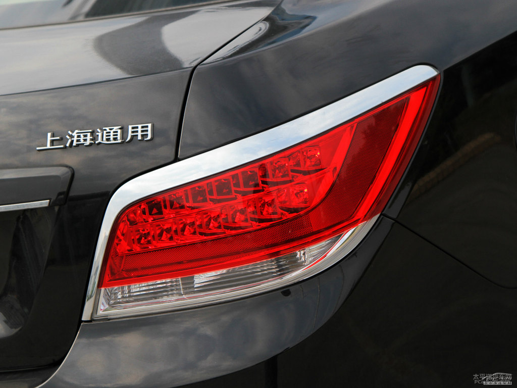 墨玉黑君越車尾外觀圖片